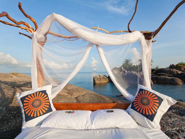 Nkwichi Lodge - bed on beach